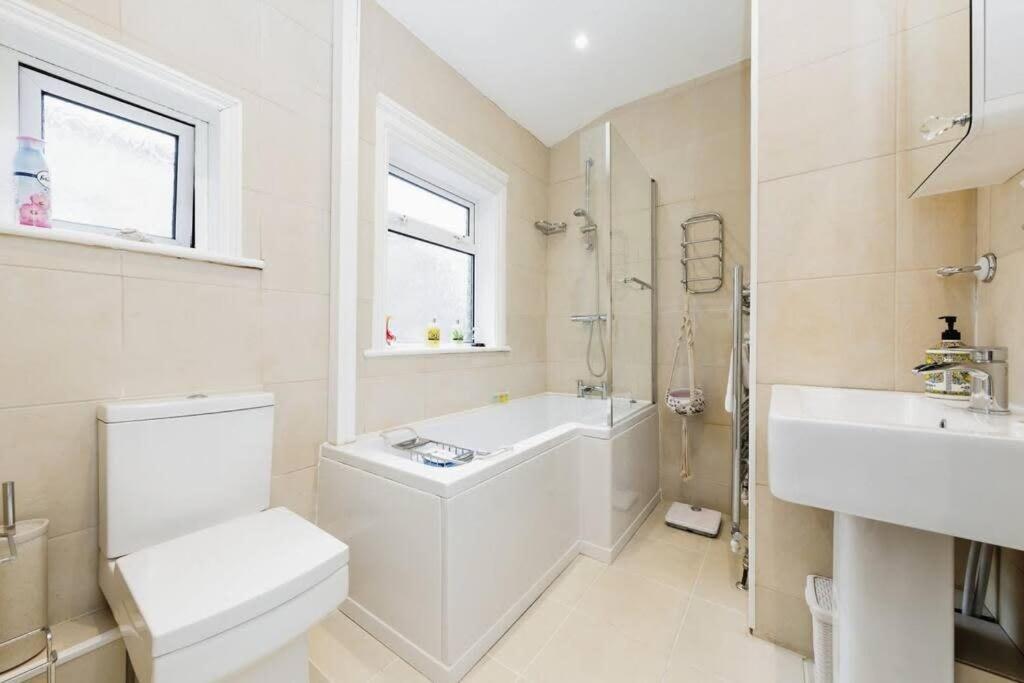 Your Chic 3Br Home Comfort And Style In London Luaran gambar